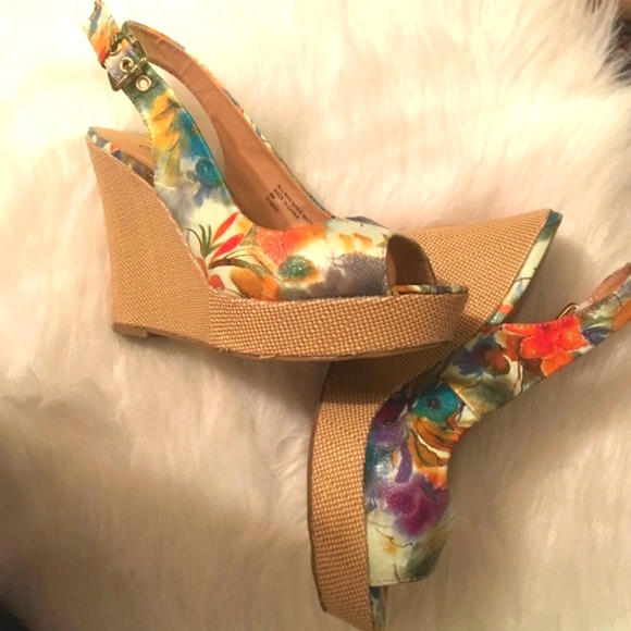 Diba Shoes - 🌷Floral peep toe wedge heel 6🌷